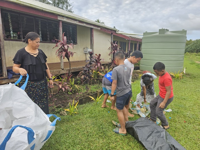 Collecting plastic bottles Houma Primary